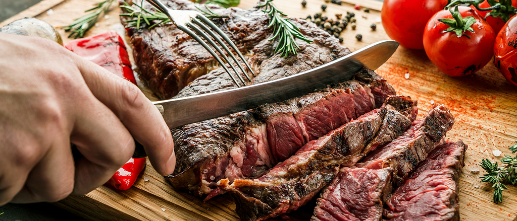 Steak, Tomahawk, Dry Aged Kalb, Fleisch schneiden, grillen, essen, saftiges Fleisch zubereiten